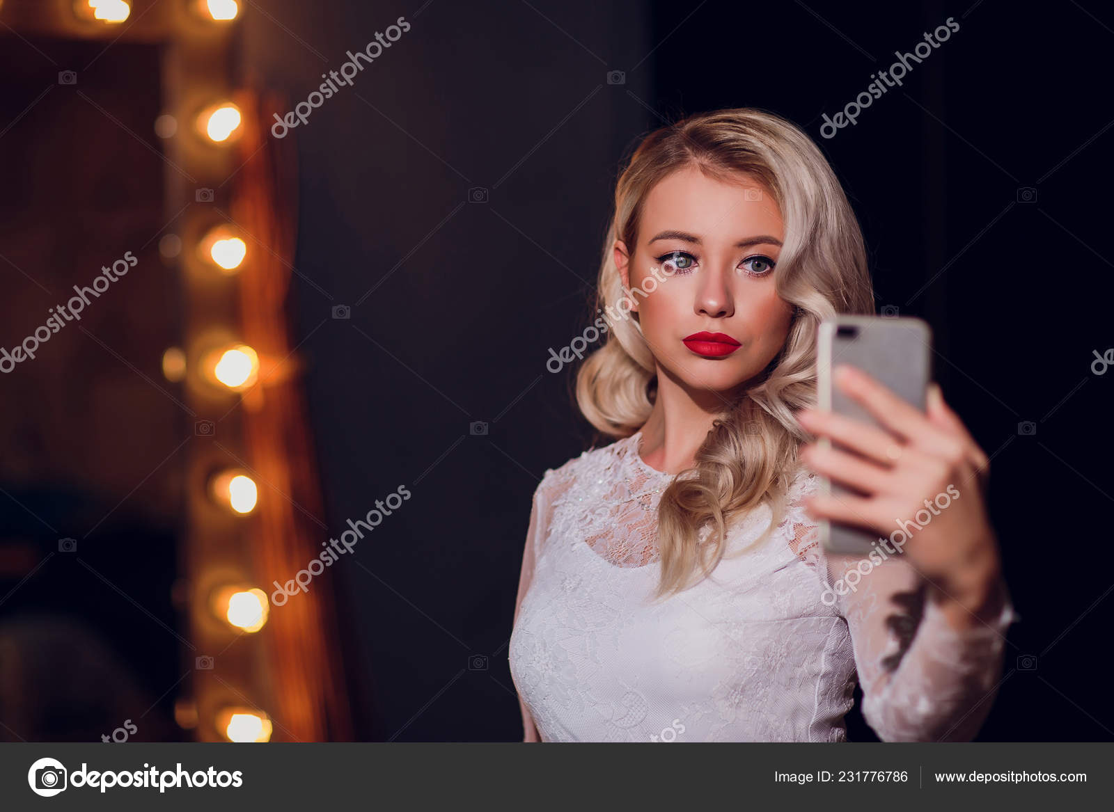 Menina bonita tomando selfie no espelho fotos, imagens de © vershinin.photo  #231776786